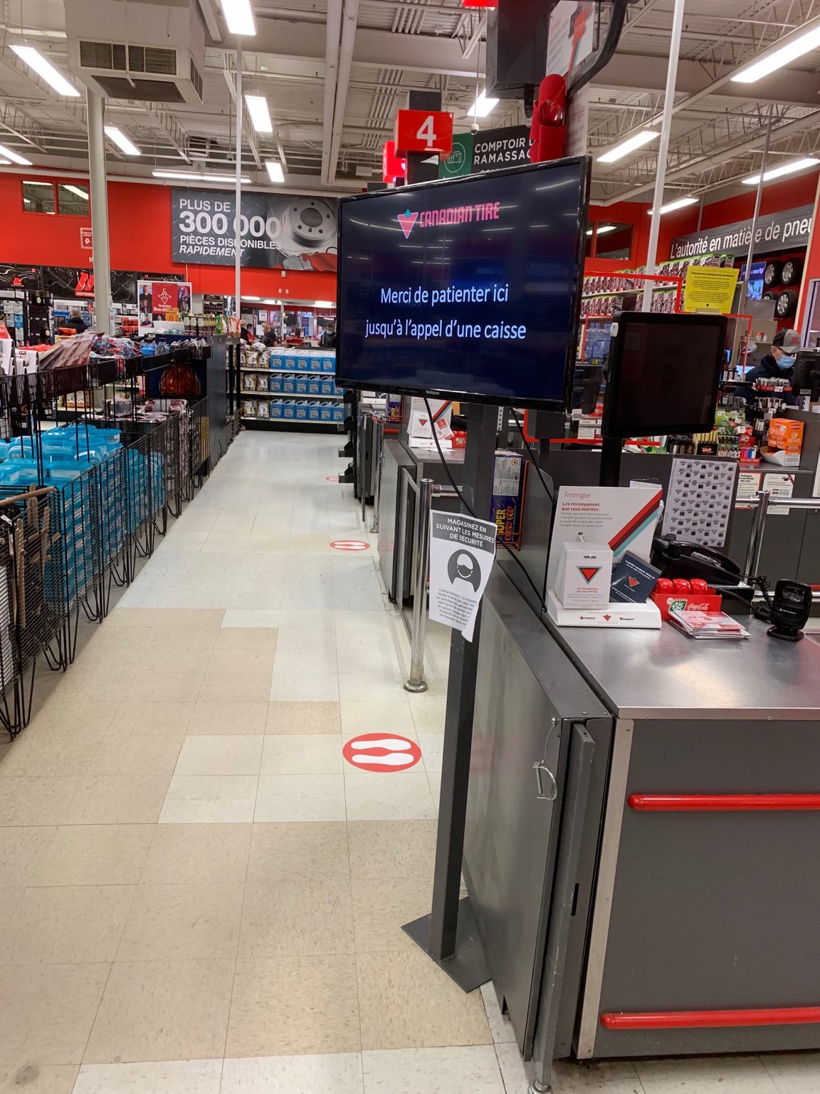 Le système Appel Caisse installé à l'entrée des caisses d'un magasin.